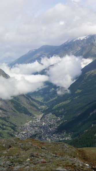 På vei oppover - Utsikt ned mot Zermatt