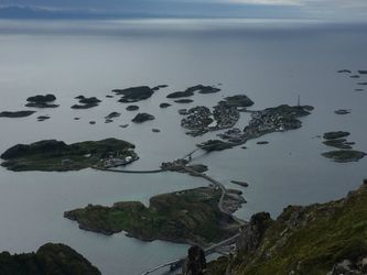 Festvågtinden med utsikt mot Henningsvær